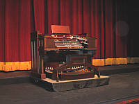 Photo of the organ console by Barry Henry, 2009